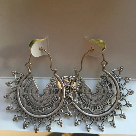 Ornate metal earrings - Picture 5 of 5